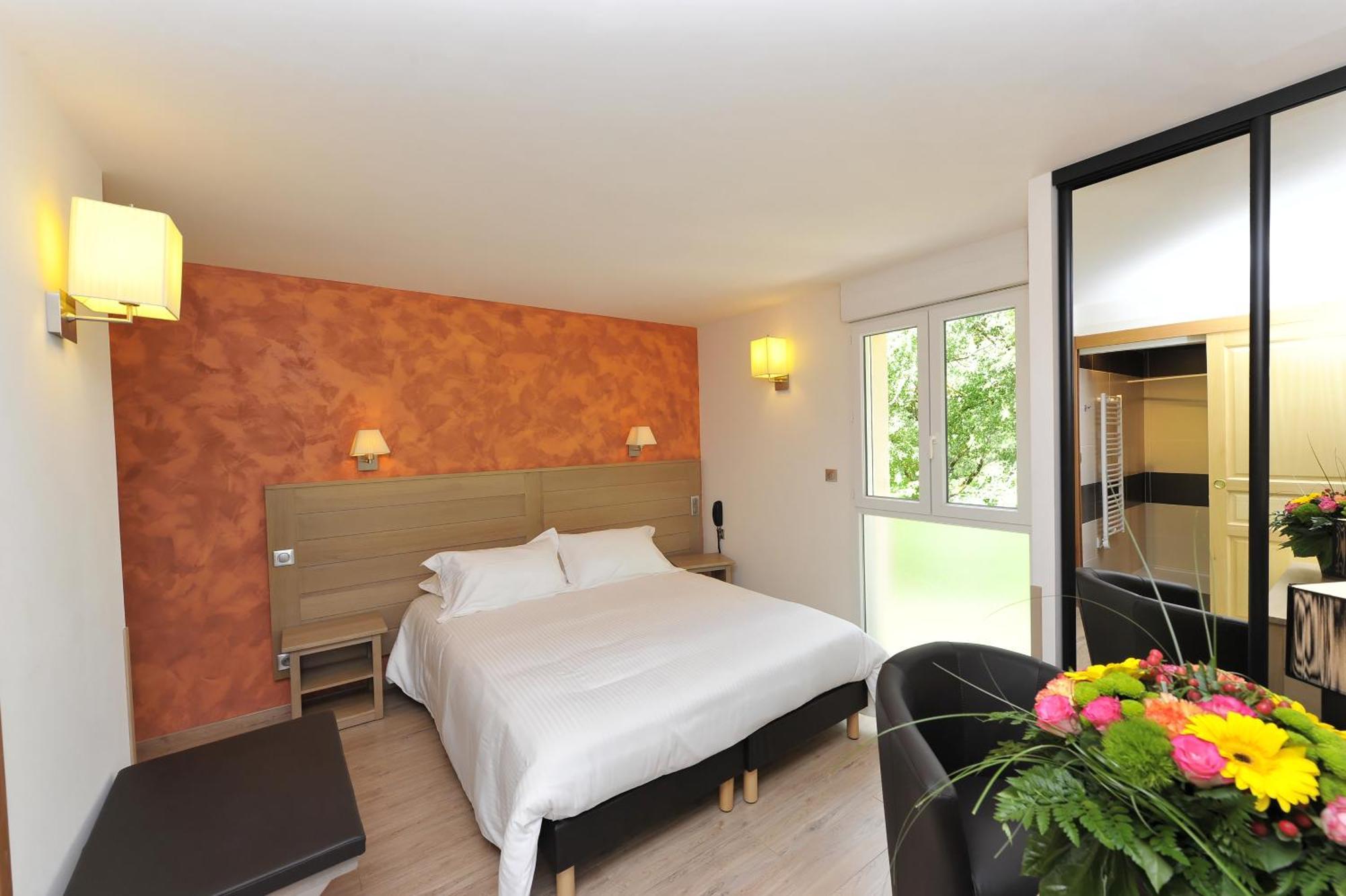 Logis Hotel Restaurant Les 2 Rives - A75, En Bordure De Riviere Banassac Εξωτερικό φωτογραφία