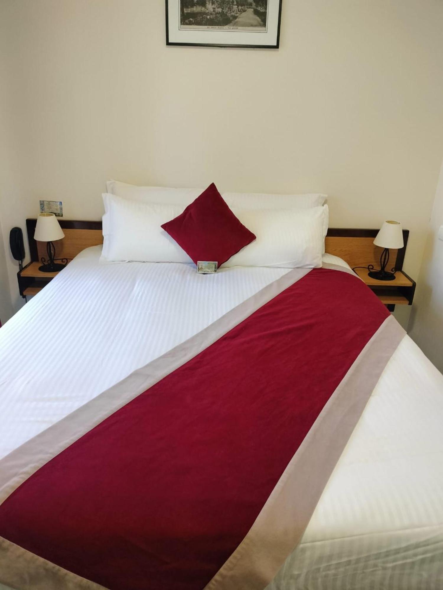 Logis Hotel Restaurant Les 2 Rives - A75, En Bordure De Riviere Banassac Εξωτερικό φωτογραφία