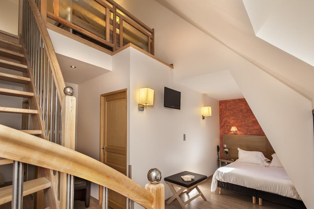 Logis Hotel Restaurant Les 2 Rives - A75, En Bordure De Riviere Banassac Εξωτερικό φωτογραφία