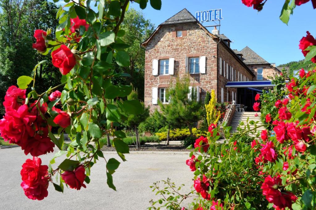 Logis Hotel Restaurant Les 2 Rives - A75, En Bordure De Riviere Banassac Εξωτερικό φωτογραφία